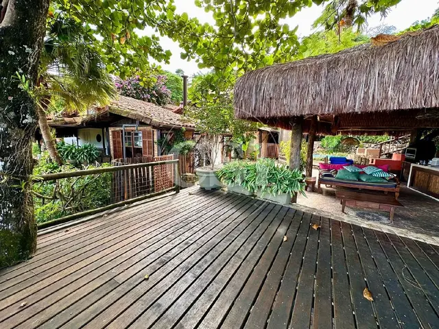 Casa à Venda na Praia da Armação - Ilhabela/SP