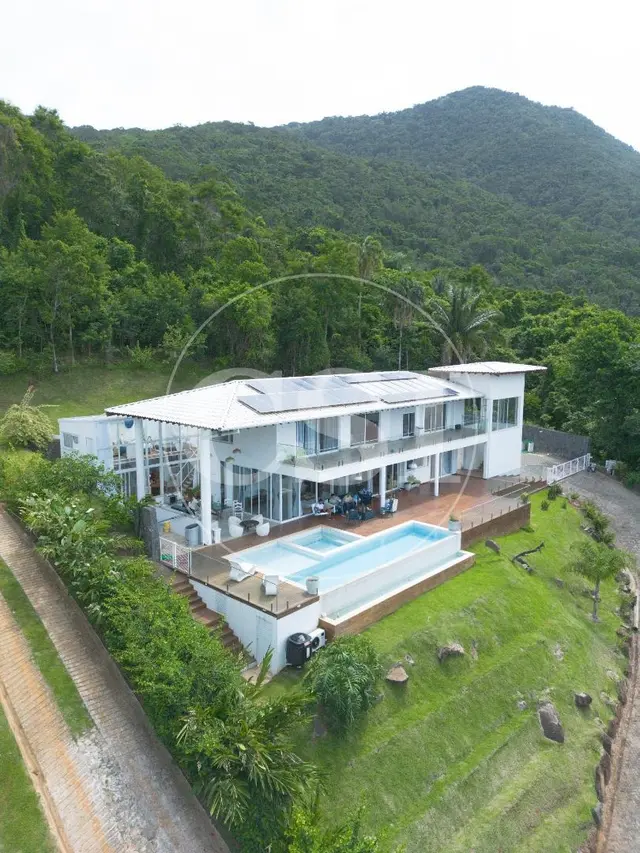 Casa de alto padrão à venda no Condomínio Ecológico da Pacuíba – Ilhabela