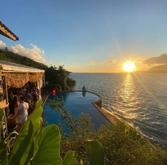 Casa na Costeira 5 Suítes e Piscina Suspensa sobre o Mar Ilhabela/SP