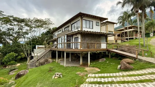 Casa com 4 suítes, piscina e integração total com a natureza em condomínio no sul de Ilhabela/SP
