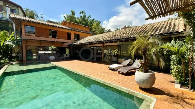 Casa contemporânea com piscina integrada, 3 suítes no Perequê – Ilhabela/SP