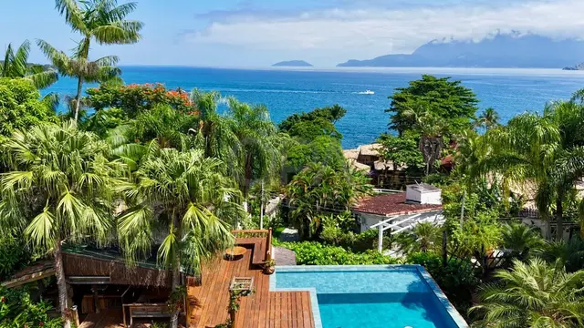 Casa com vista para o mar e pôr do sol entre a Praia da Feiticeira e o Julião - Ilhabela/SP