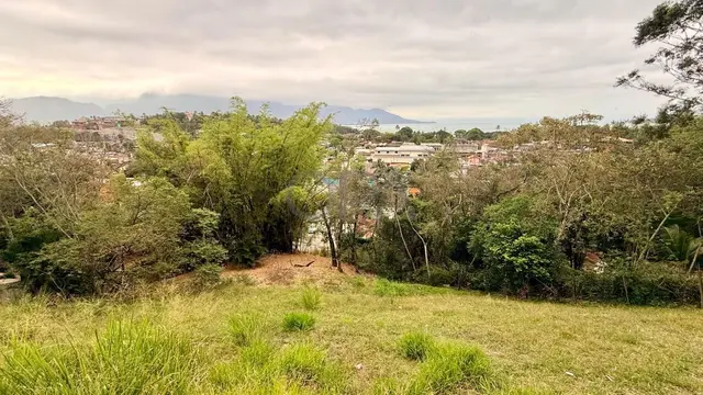 Terreno diferenciado com vista e acesso duplo em área residencial